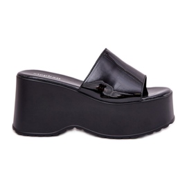 Pantres de femmes peintes sur la plate-forme et cales noires