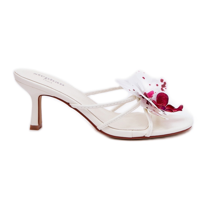 Les tongs des femmes sur une épingle avec une fleur artificielle blanche