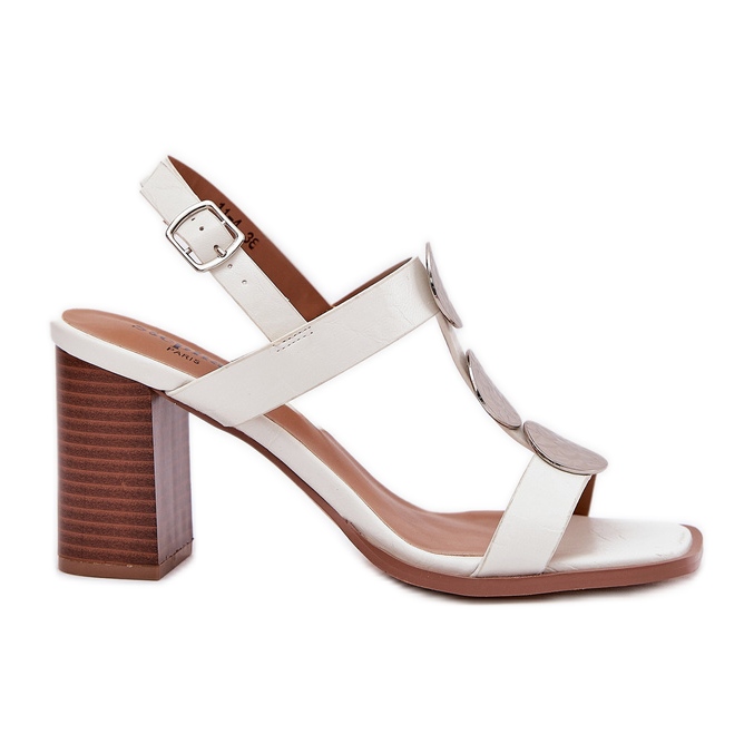 Sandales féminines sur le poteau avec une bande décorative blanche Sandales féminines sur le poteau avec une bande décorative blanche