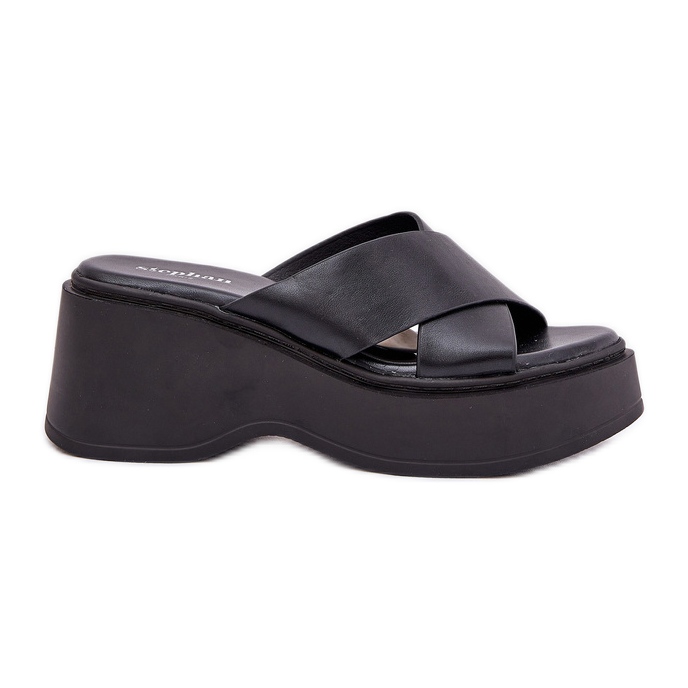 Les tongs pour femmes sur la plate-forme et les cales noires le noir