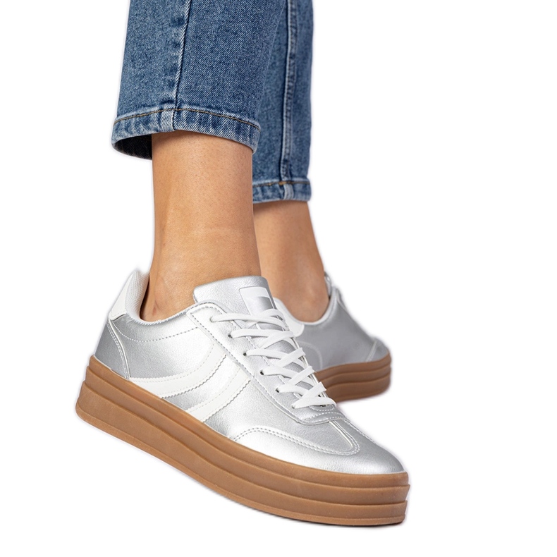 Baskets argentées baskets sportives féminines sur la plate-forme Baskets argentées baskets sportives féminines sur la plate-forme