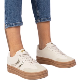 Baskets beige baskets pour femmes avec un ajout doré