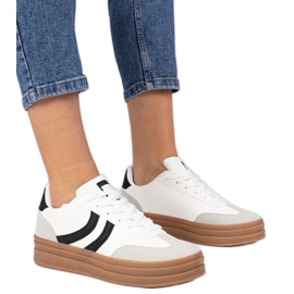 Baskets blanches baskets pour femmes avec un accessoire noir