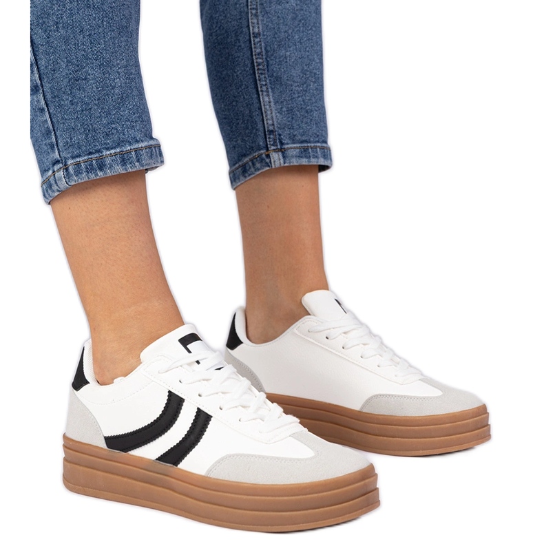 Baskets blanches baskets pour femmes avec un accessoire noir