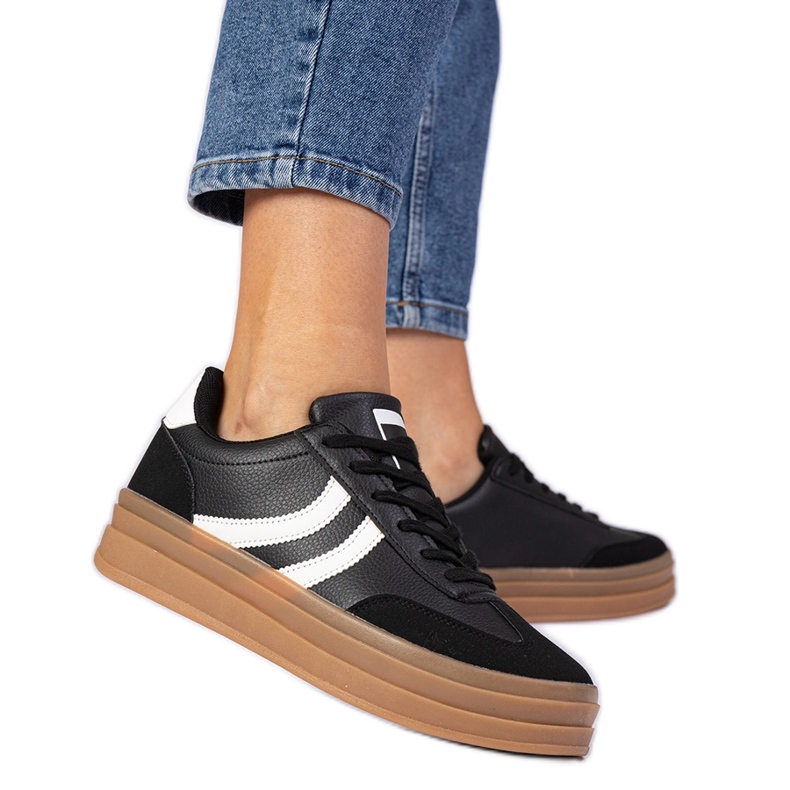 Baskets noires baskets pour femmes sur la plate-forme le noir