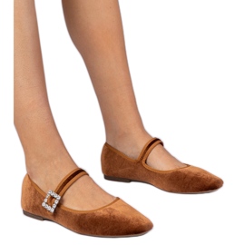 Ballerines de velours brunes avec une boucle