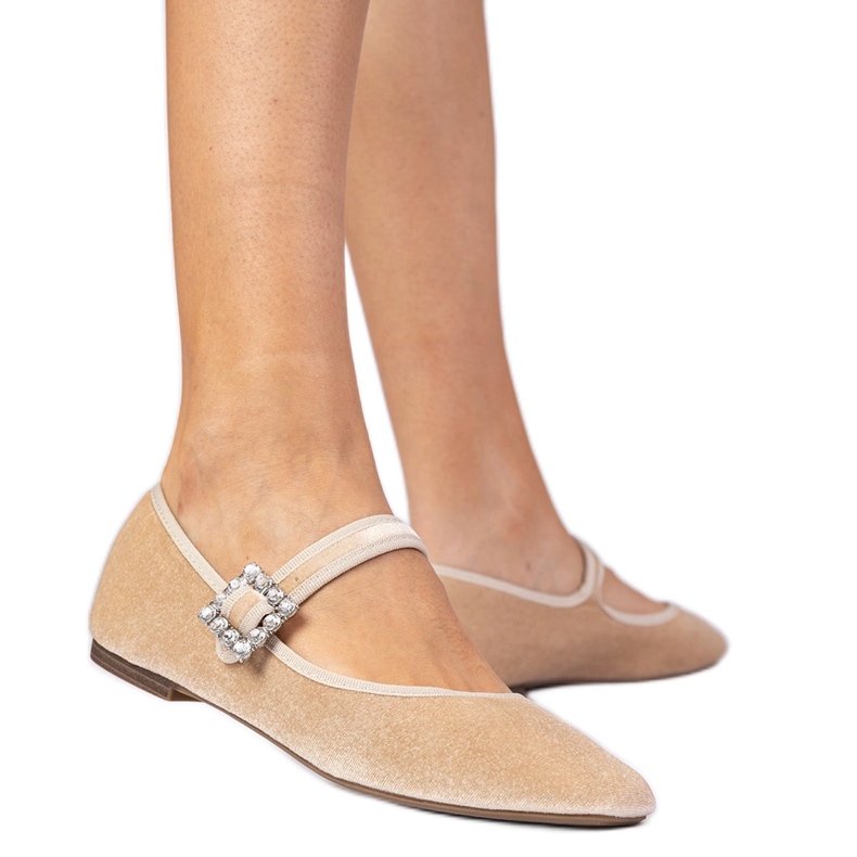 Ballerines de velours féminines beige avec une boucle