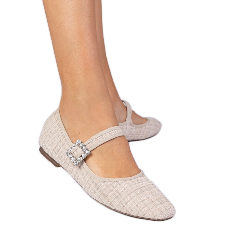 Ballerines féminines beige avec une boucle et des cristaux
