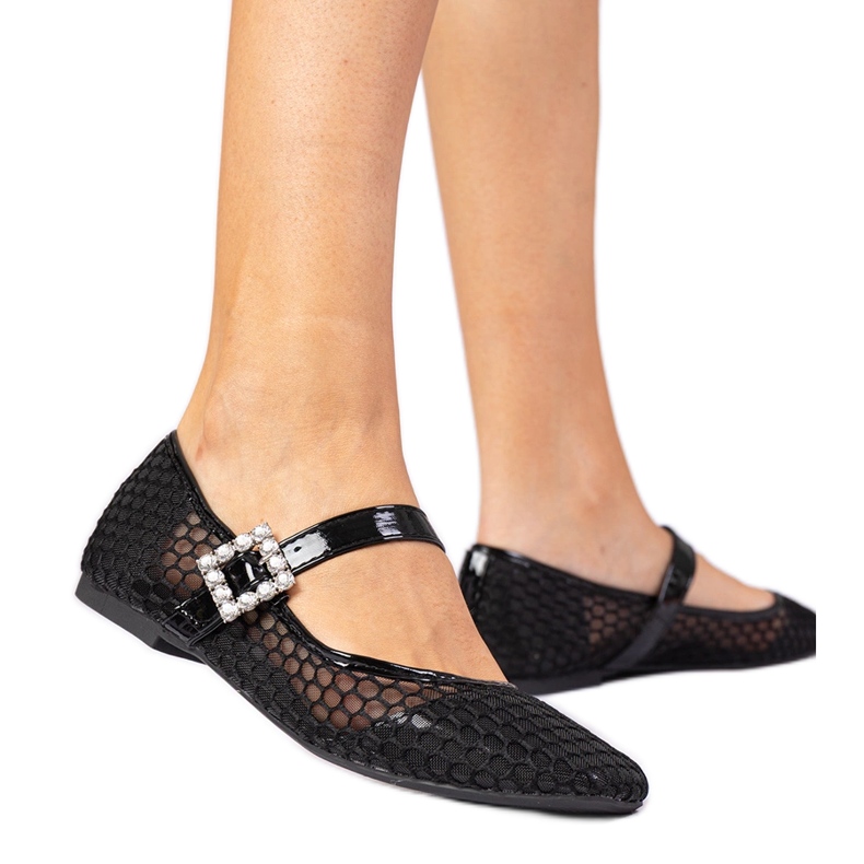 Ballerinas en filet noire avec une pince et un cristal le noir