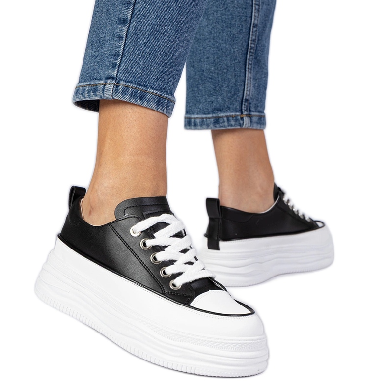 Baskets pour femmes en noir et blanc sur une semelle haute blanche