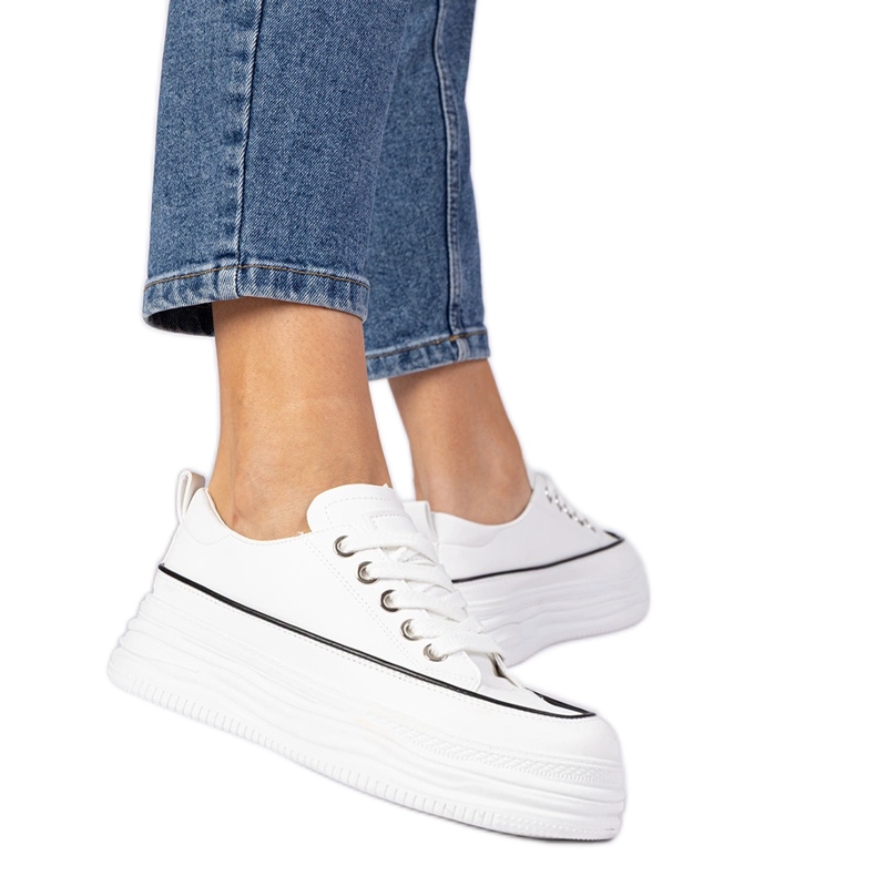 Baskets féminines blanches sur une semelle haute