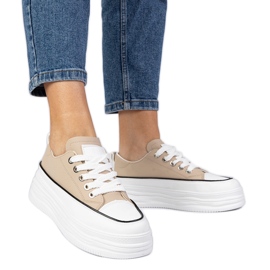 Baskets féminines beige sur une semelle haute