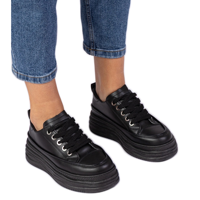 Baskets pour femmes noires sur une semelle haute le noir