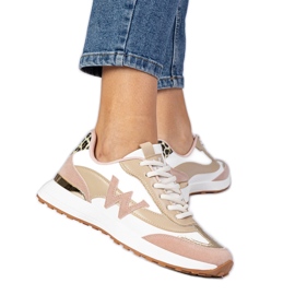 Baskets féminines blanches et roses avec un accessoire léopard