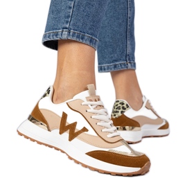 Baskets féminines brun blancs avec un accessoire léopard blanche