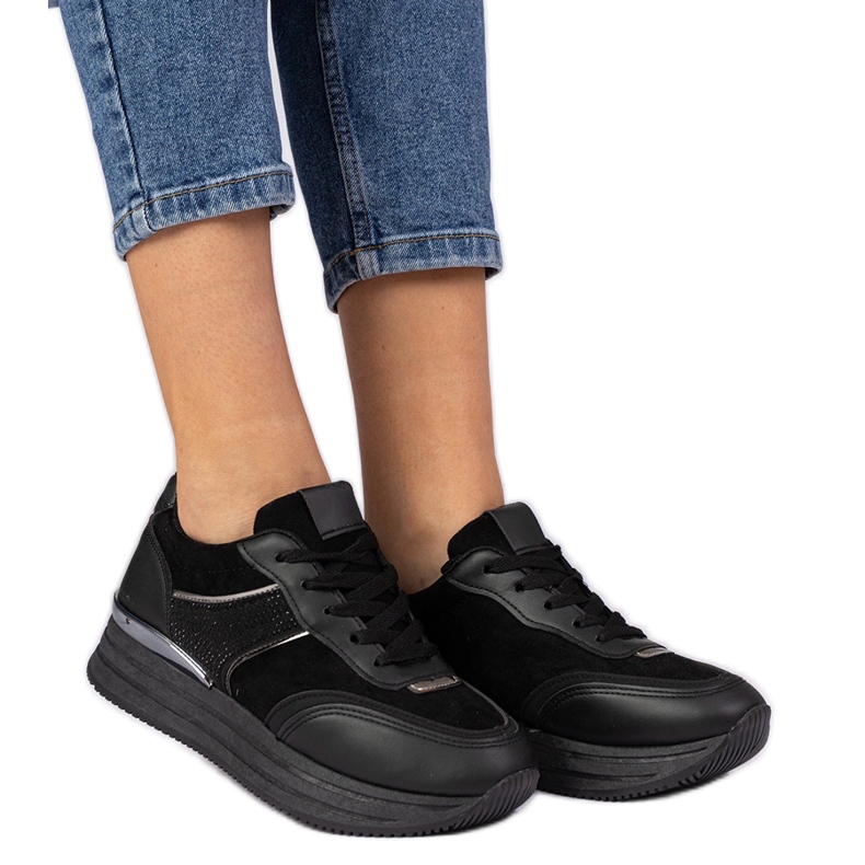 Baskets noires sur la plate-forme avec des zircons le noir