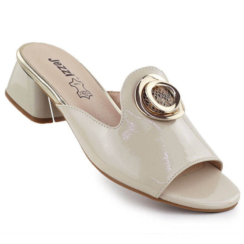 Des pantoufles sur un bloc avec un ornement verni jezzi beige 214