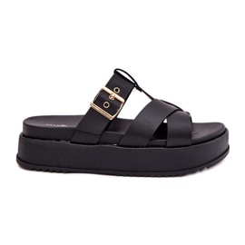 Les tongs pour femmes sur la plate-forme avec des rayures et une pince noire