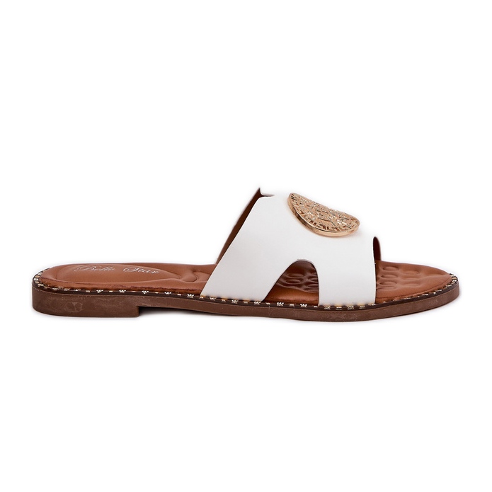Les tongs plats des femmes avec un détail blanc décoratif blanche