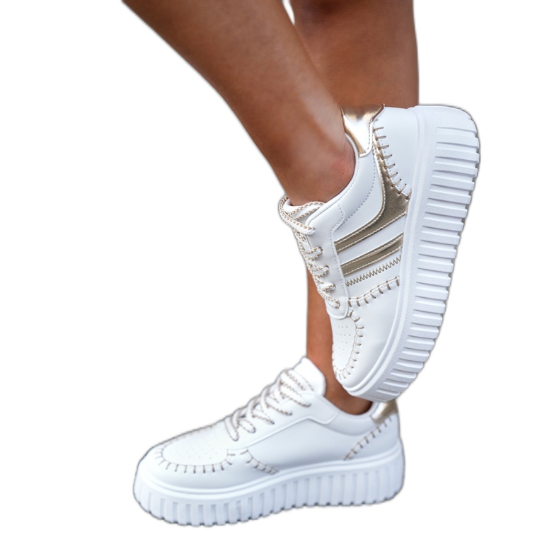 Baskets pour femmes sur la plate-forme en or d'or