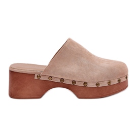 Clogs des femmes avec des étalons en daim eco beige