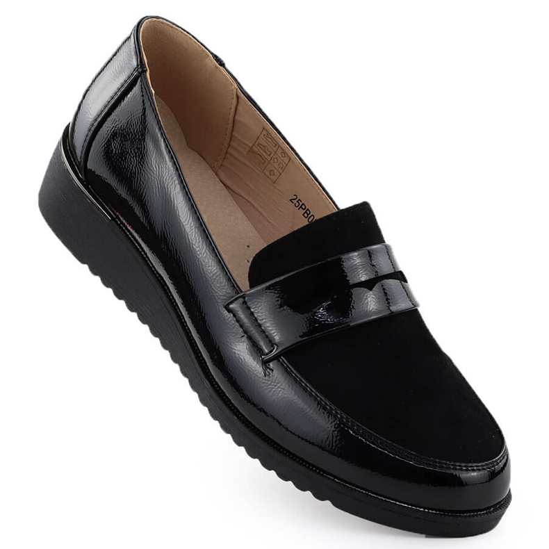 Les chaussures pour femmes ont été vernies sur une plate-forme noire unisoft 9040 le noir