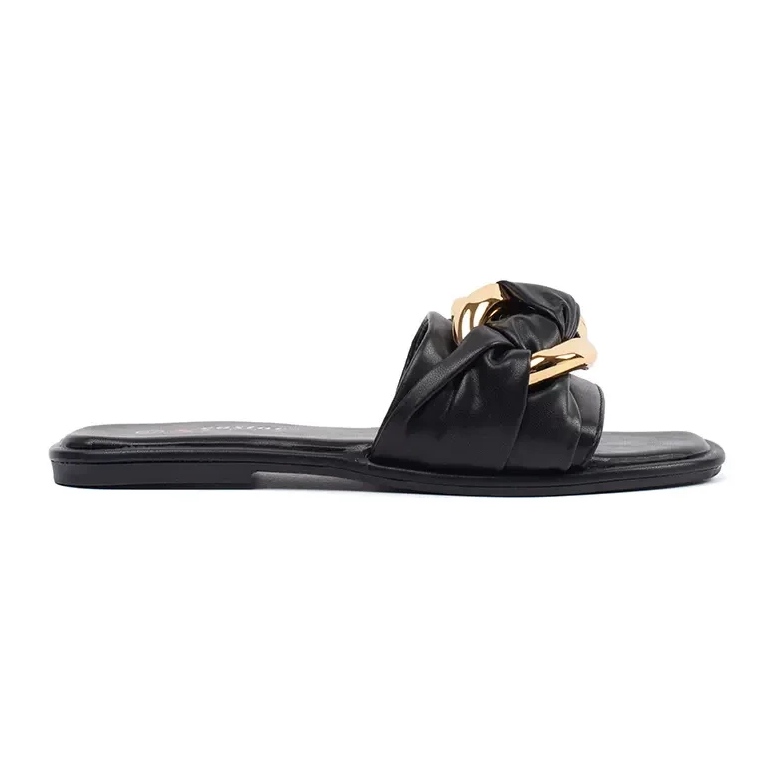 Les tongs plats des femmes noires avec une décoration dorée le noir