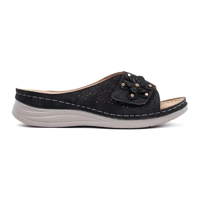Slippers des femmes noires sur une semelle épaisse le noir