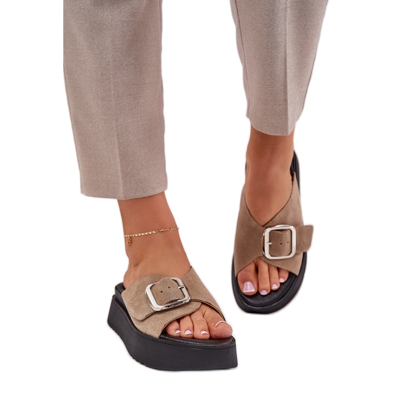 Les tongs en daim pour femmes avec une boucle sur la plate-forme beige Zazoo 3019