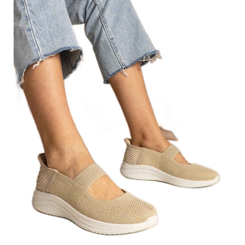 Baskets féminines beige sur une semelle pressée