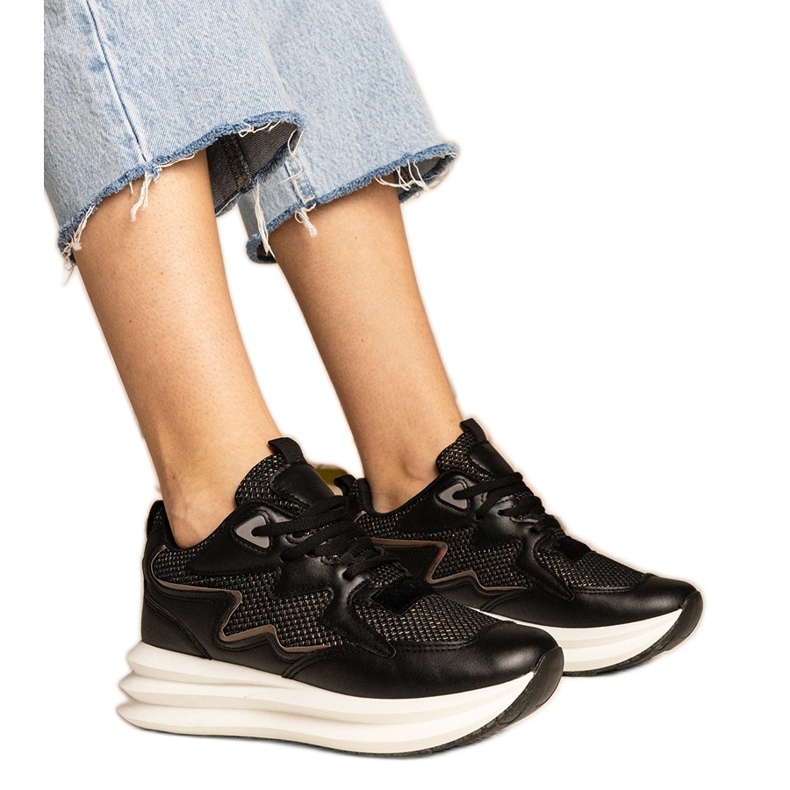 Baskets noires avec un élément holographique le noir