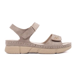 Goodin Sandales velcro aux femmes beige avec un ornement Goodin Sandales velcro aux femmes beige avec un ornement