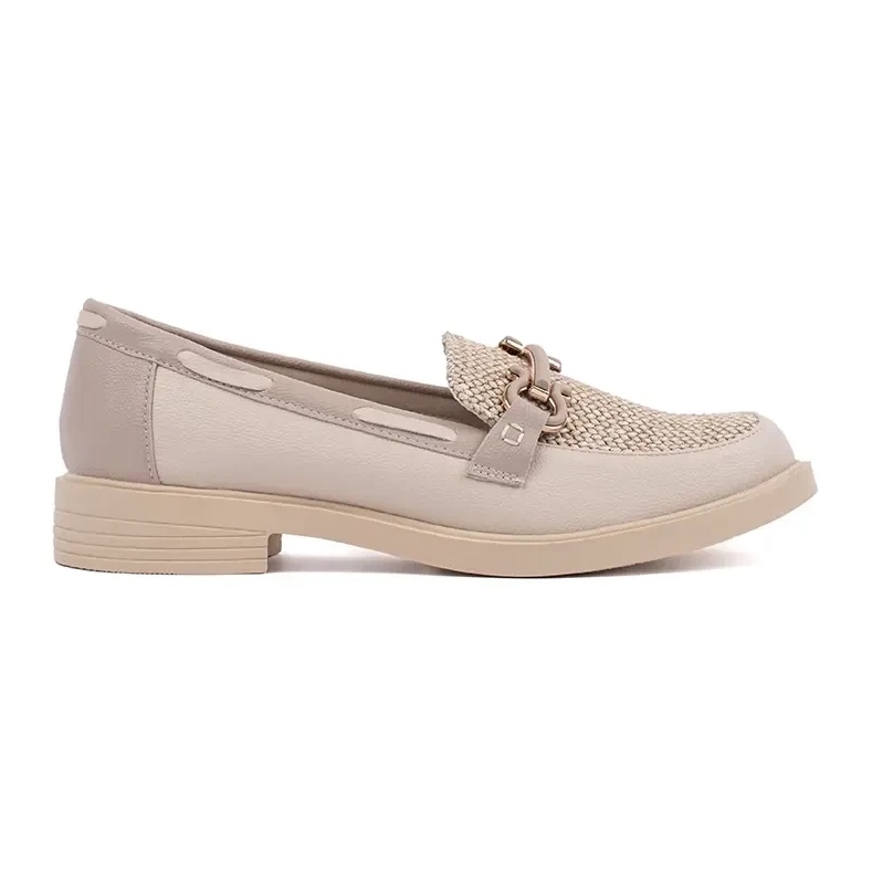 Goodin Mocassins beige légers avec un insert en cuir décoré d'une chaîne Goodin Mocassins beige légers avec un insert en cuir décoré d'une chaîne
