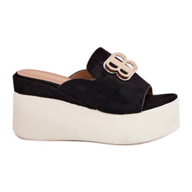 Pantoufles sur la plate-forme et coins avec une décoration noire