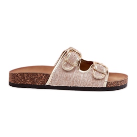 Les tongs matériels des femmes sur une plate-forme en liège avec des boucles dorées