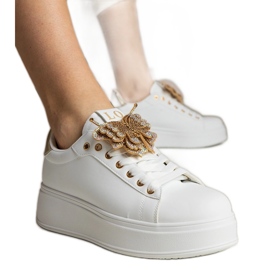 Baskets blanches et or décorées d'un papillon avec des zircons