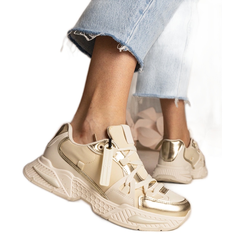 Baskets féminines beige sur une semelle massive