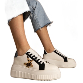 Baskets en noir et blanc décorées de paillettes et d'étoiles