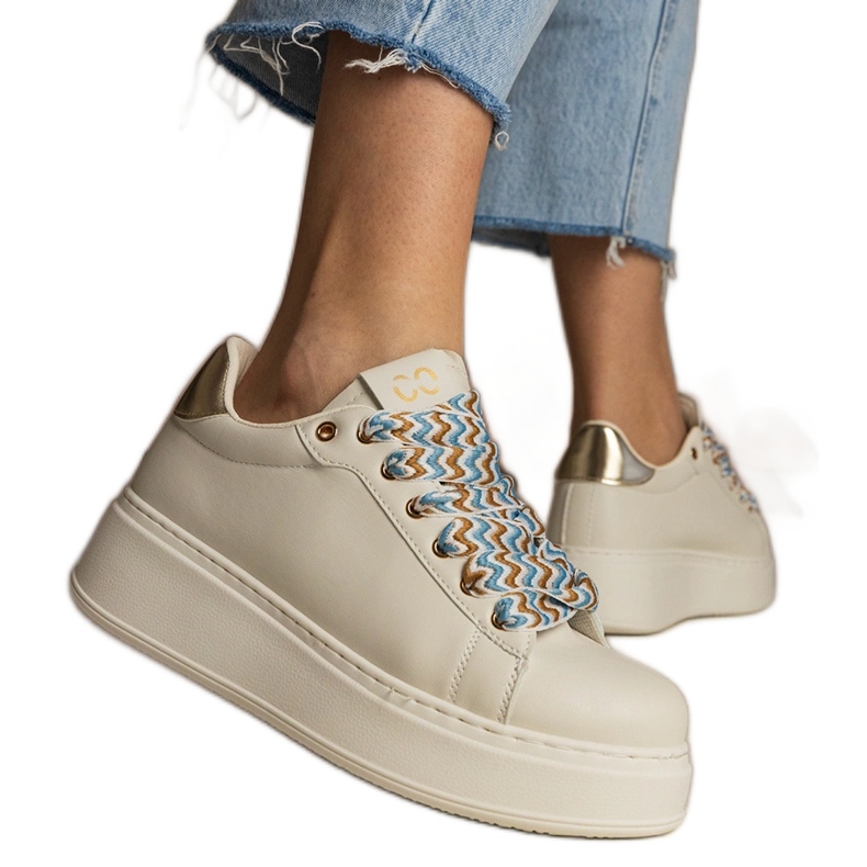 Baskets féminines beige avec un laçage massif Baskets féminines beige avec un laçage massif