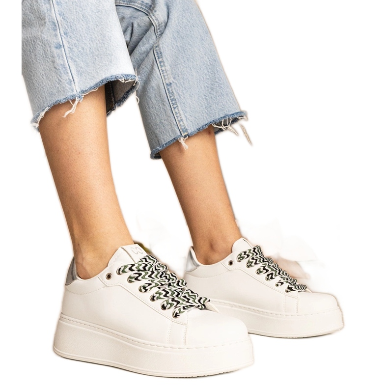 Baskets des femmes blanches avec un laçage massif