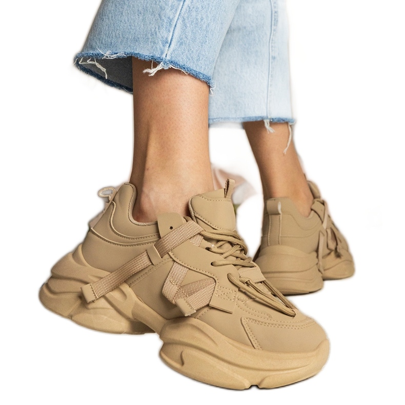 Baskets sportives massives des femmes brunes