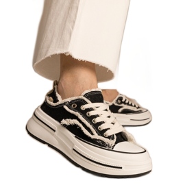 Baskets pour femmes noires sur une semelle haute le noir