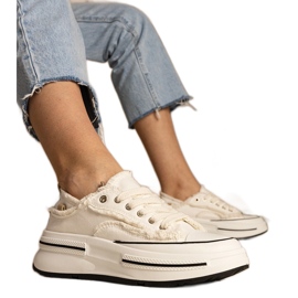 Baskets féminines blanches sur une semelle haute