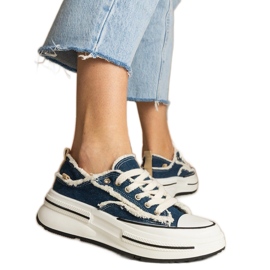 Baskets des femmes bleues sur une semelle haute