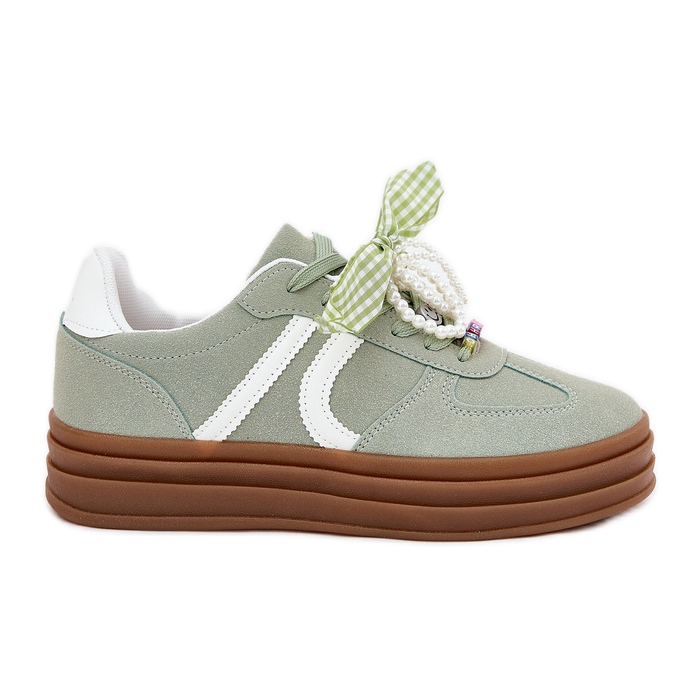 Baskets pour femmes sur la plate-forme avec des ornements verts