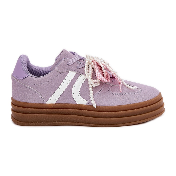 Baskets pour femmes sur la plate-forme avec des décorations violettes Baskets pour femmes sur la plate-forme avec des décorations violettes
