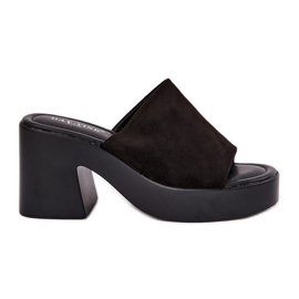 Slippers pour femmes sur le post et la plate-forme noire