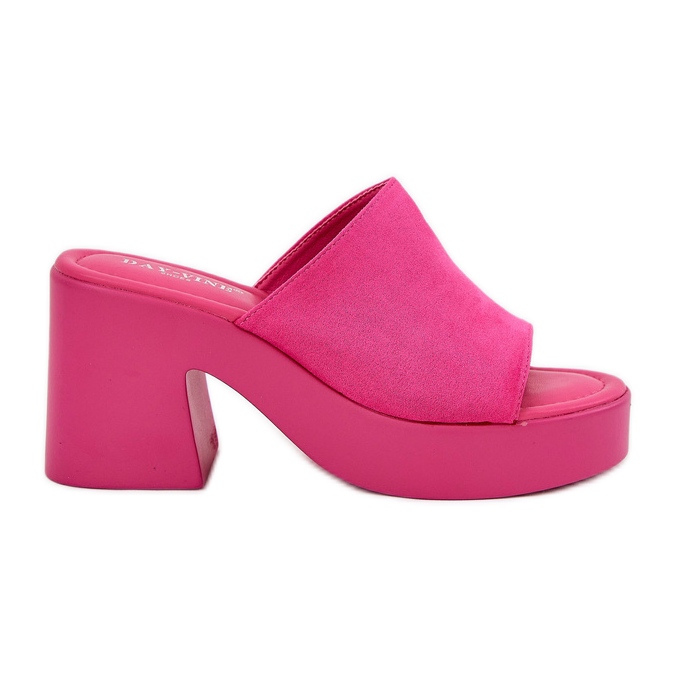 Les tongs pour femmes sur le pilier et la plate-forme Fuchsia rose