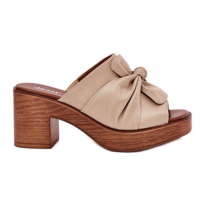 Les tongs des femmes sur l'éco-derelle post beige