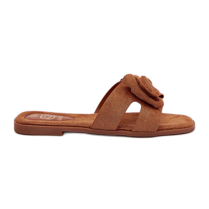 Les tongs plats des femmes avec un arc de chameau brun